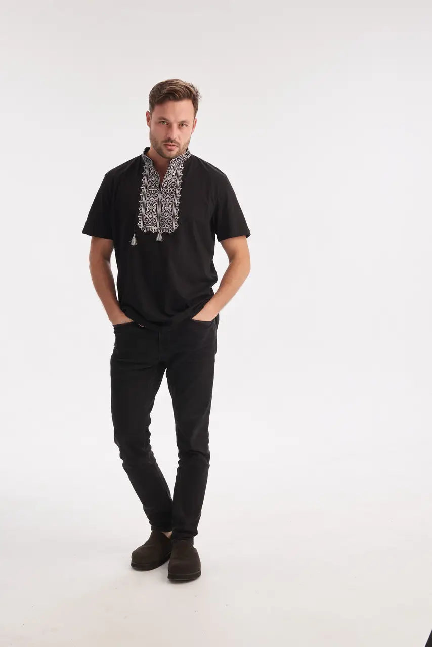 Tshirt noir avec broderie artisanale marocaine blanche