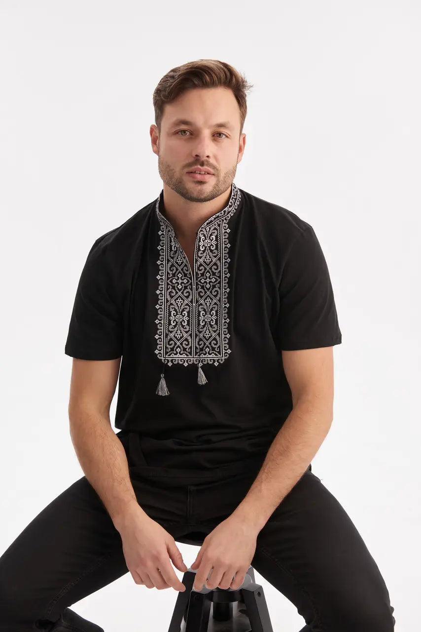 Tshirt noir avec broderie artisanale marocaine blanche
