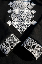 sweat à capuche Noir avec Broderie Traditionnelle Élégante