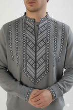 Chemise Grise Brodée – Motifs Géométriques