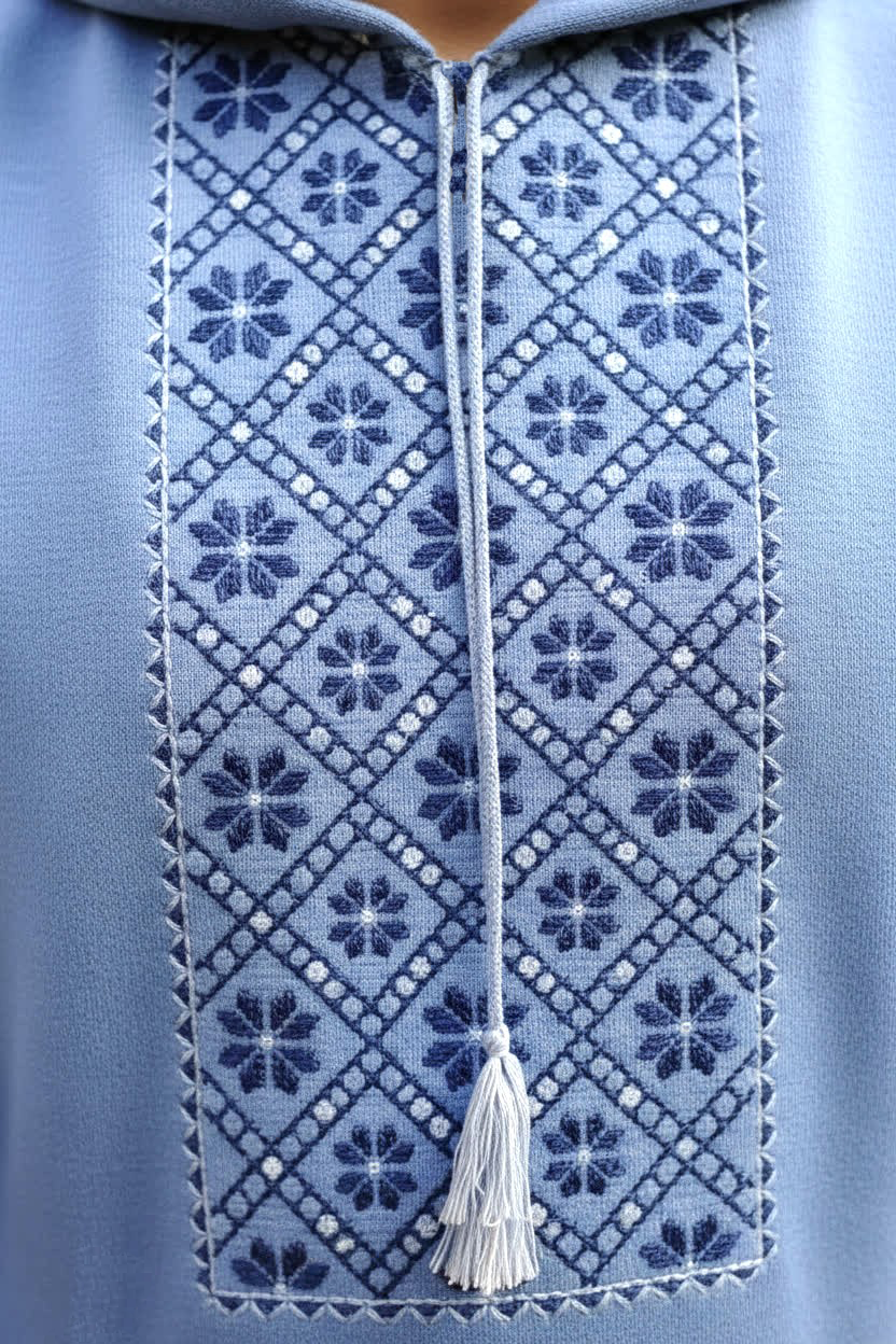 Hoodie Bleu ciel à Broderie Traditionnelle