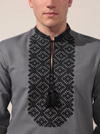 Chemise grise traditionnelle avec broderie artisanale noire