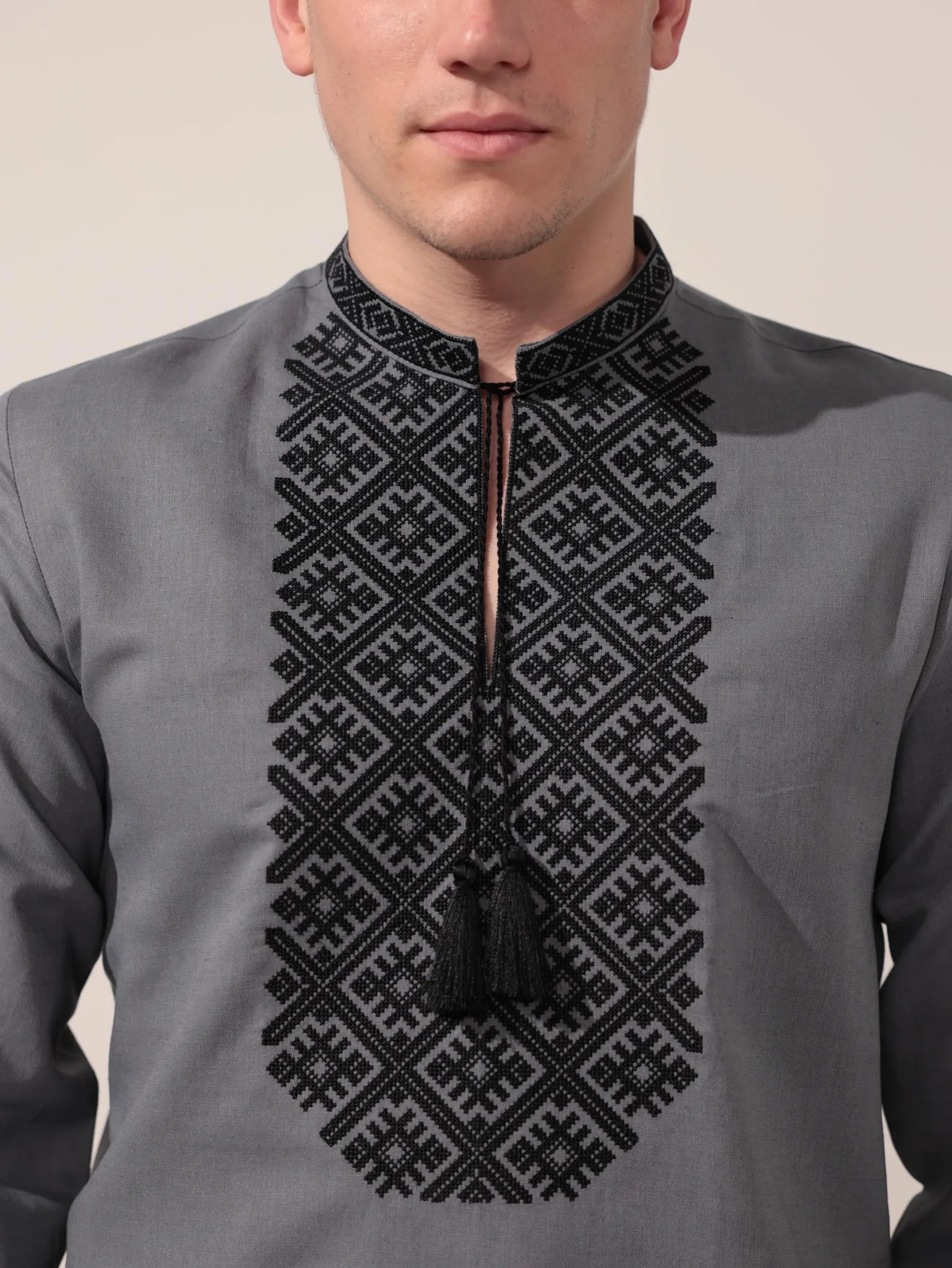 Chemise grise traditionnelle avec broderie artisanale noire