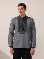 Chemise grise traditionnelle avec broderie artisanale noire