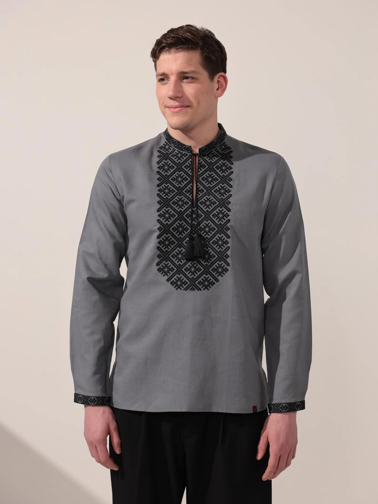 Chemise grise traditionnelle avec broderie artisanale noire