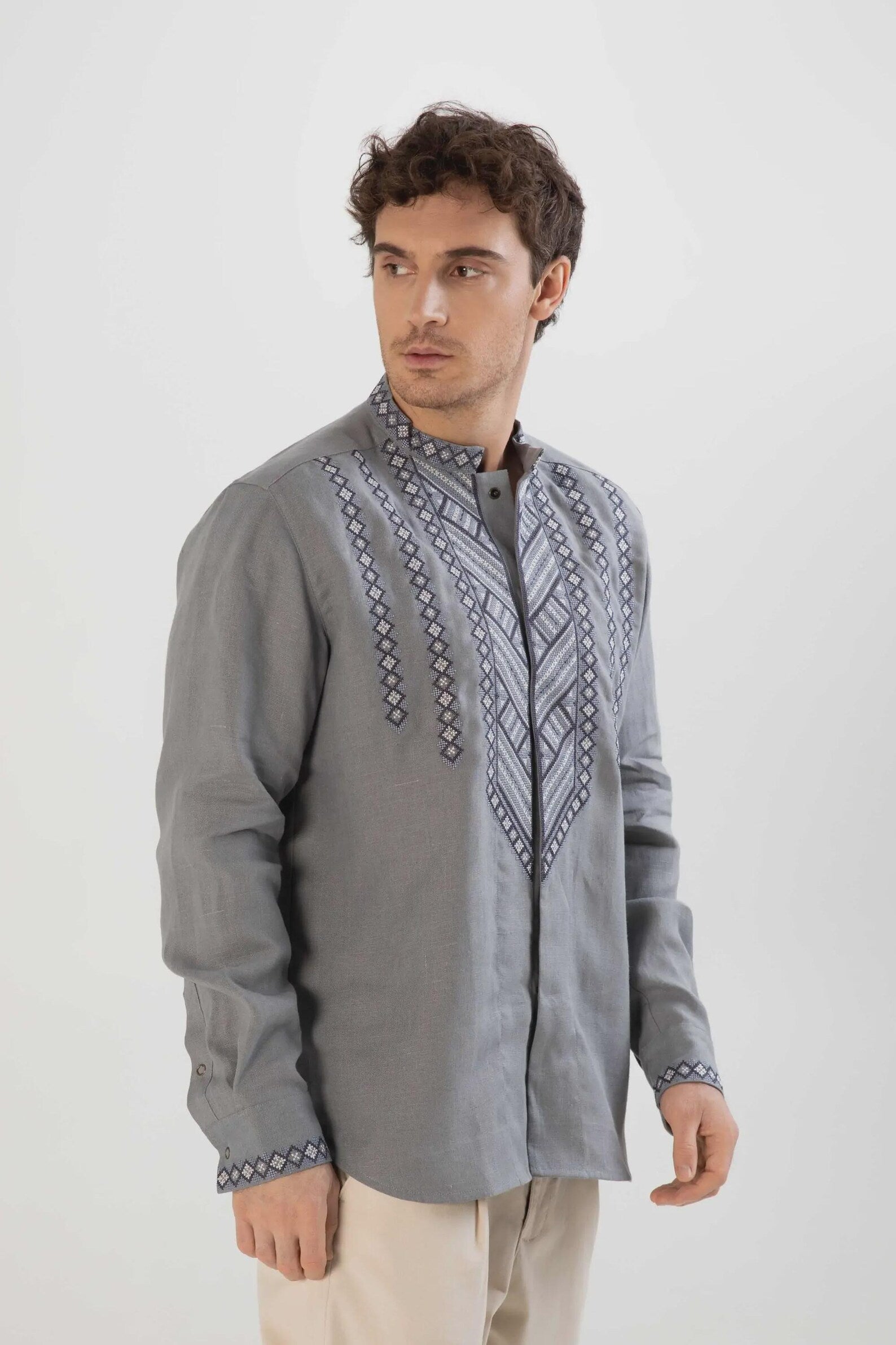 Chemise Grise Brodée – Motifs Géométriques