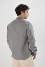 Chemise Grise Brodée – Motifs Géométriques